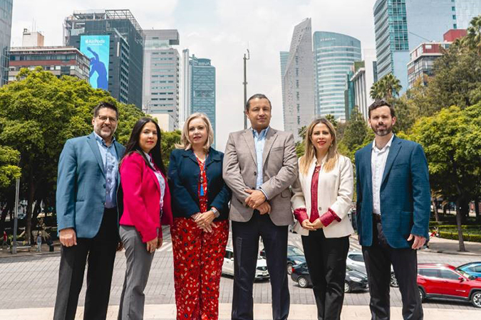 Desde la izquierda: Víctor Valdés, director, Mercado de México; Laura Hernández, gerente, Mercado de México, Ciudad de México; Elisa Angles, gerente, Mercado México, Querétaro; Antonio Gómez, gerente, Mercado de México, Ciudad de México; Pamela Gastaldi, gerente de oficina, Ciudad de México; y Gerardo Leal, gerente, Mercado de México, Ciudad de México.