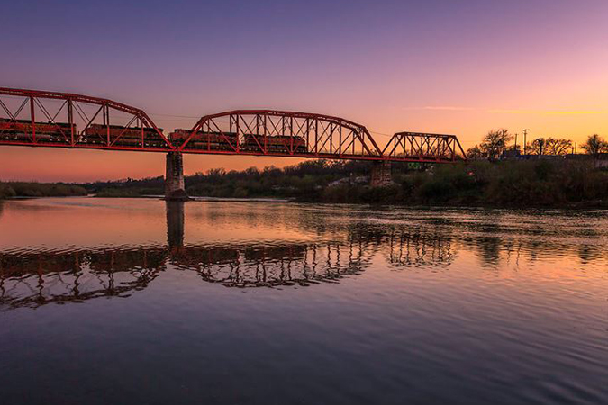 Las locomotoras BNSF operan sobre el Río Grande entre Eagle Pass, Texas y Piedras Negras, México.